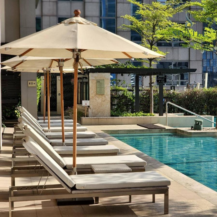 Sivatel Bangkok Hotel Exteriér fotografie The pool at the hotel