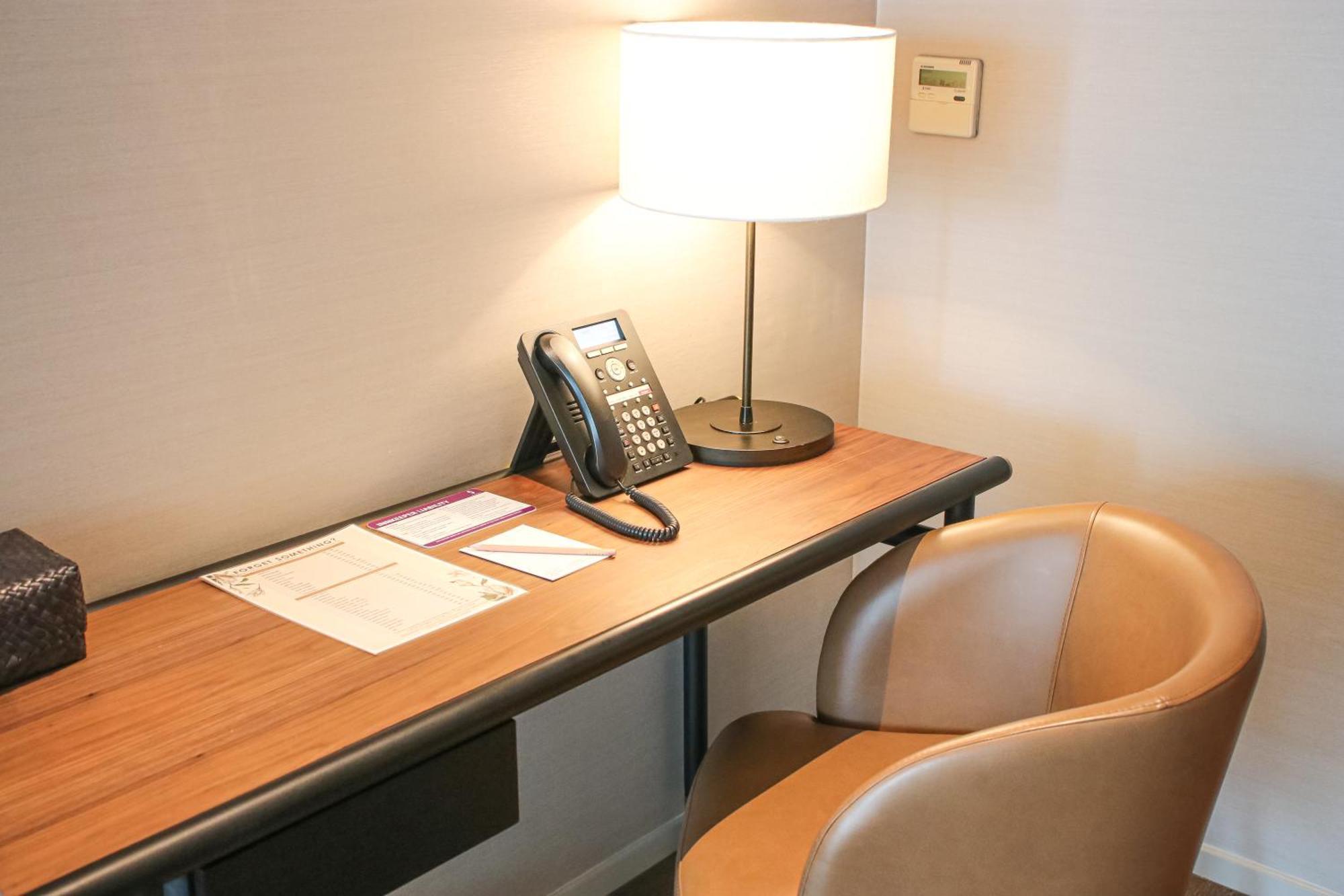 Sivatel Bangkok Hotel Exteriér fotografie A desk with a telephone