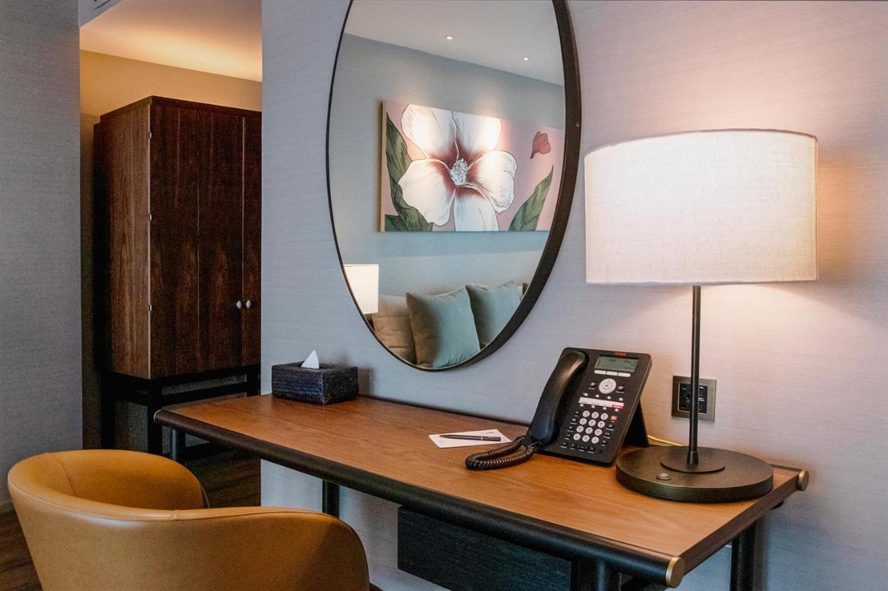 Sivatel Bangkok Hotel Exteriér fotografie A desk with a telephone