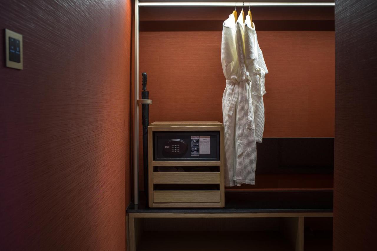 Sivatel Bangkok Hotel Exteriér fotografie A safe in a hotel room