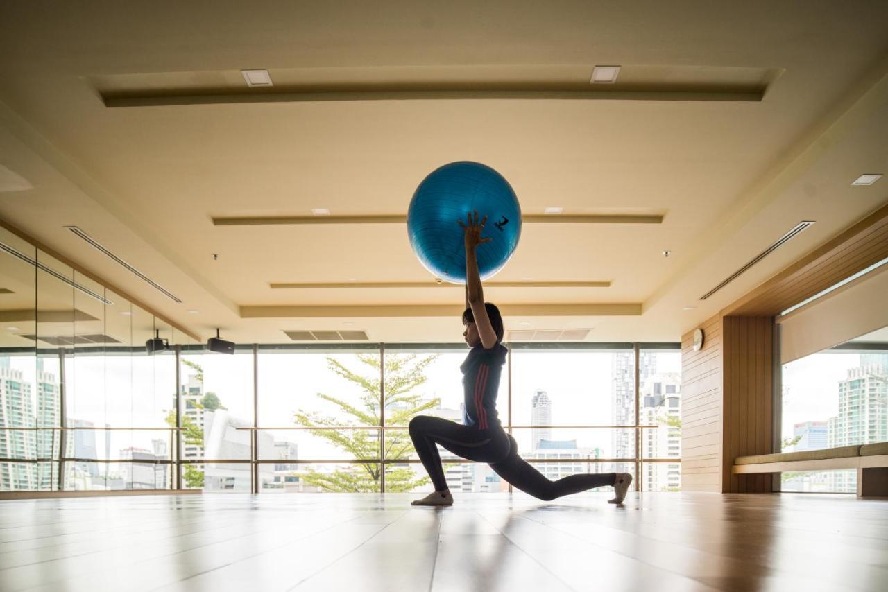 Sivatel Bangkok Hotel Exteriér fotografie A woman using a Swiss ball
