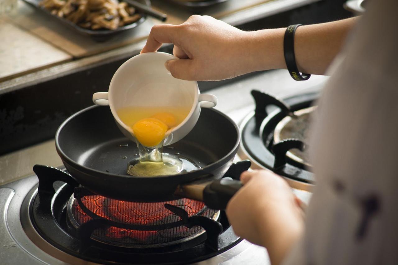Sivatel Bangkok Hotel Exteriér fotografie Egg being poured into a pan