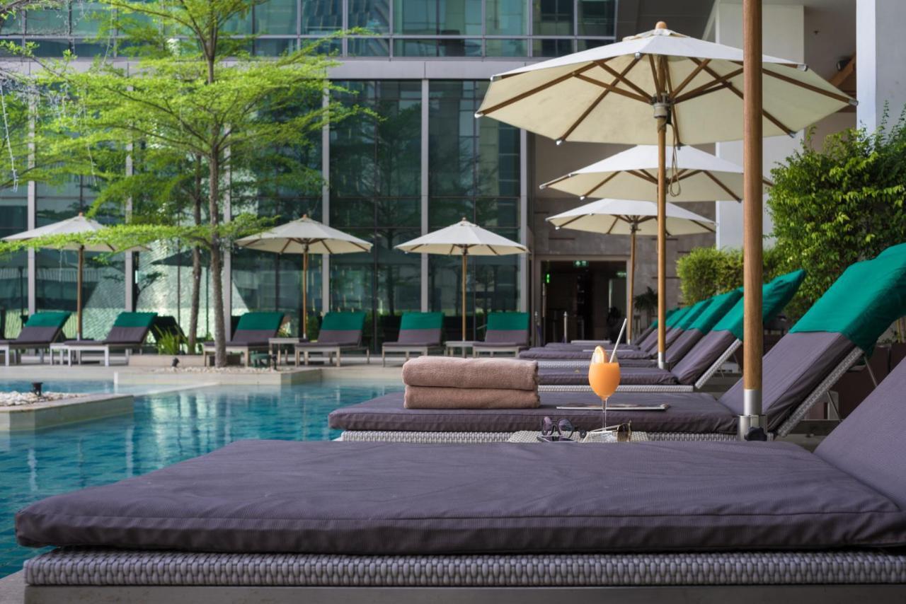 Sivatel Bangkok Hotel Exteriér fotografie The swimming pool at the hotel