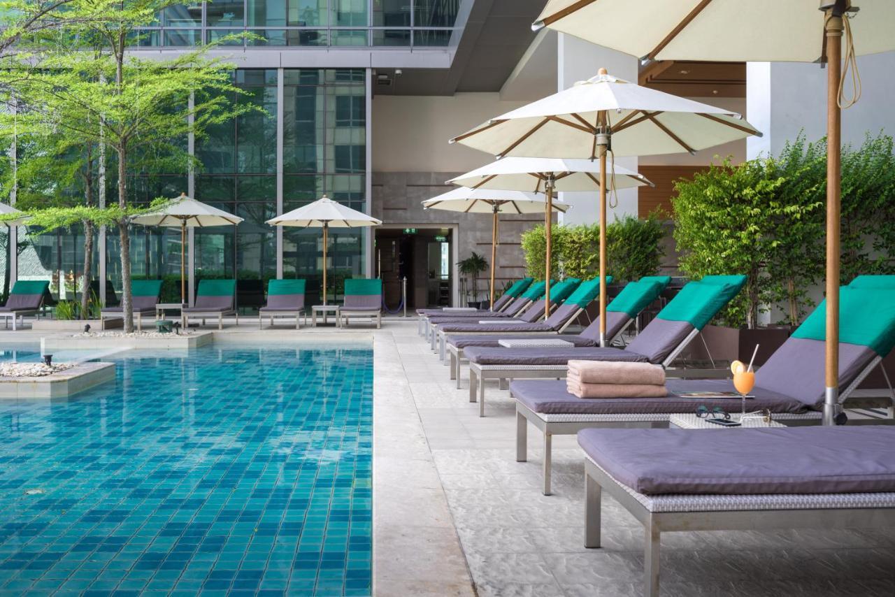 Sivatel Bangkok Hotel Exteriér fotografie The swimming pool at the hotel
